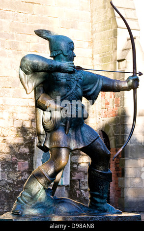 Statua in bronzo monumento memoriale di Robin Hood eroe fuorilegge Nottingham Nottinghamshire East Midlands England Europa Foto Stock