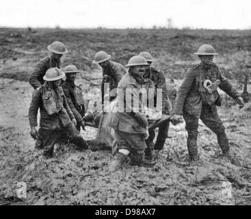 Barellieri Passchendaele Agosto 1917. Barellieri lottando attraverso il fango vicino Boesinghe, 1 agosto 1917, durante la Battaglia di Pilckem Ridge (parte di la terza battaglia di Ypres). Foto Stock