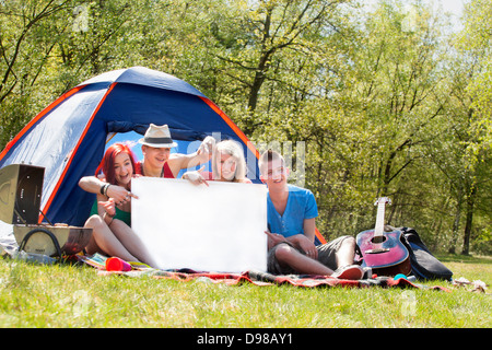 Quattro adolescenti in camicie colorate sul campeggio con un bordo bianco che può essere utilizzato per la pubblicità Foto Stock
