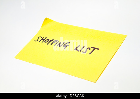 'Shopping list' scritto su un giallo post-it Foto Stock