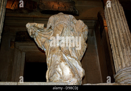 Statua da la nereide monumento, che prende il suo nome dalla nereidi, mare-ninfe le cui statue sono state poste tra le colonne di questa tomba monumentale. È stato costruito per Erbinna, righello di Lycian Xanthos, a sud-ovest della Turchia. 390-380 A.C. Foto Stock