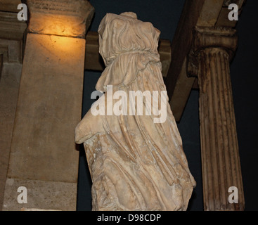 Statua da la nereide monumento, che prende il suo nome dalla nereidi, mare-ninfe le cui statue sono state poste tra le colonne di questa tomba monumentale. È stato costruito per Erbinna, righello di Lycian Xanthos, a sud-ovest della Turchia. 390-380 A.C. Foto Stock