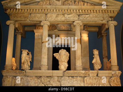 Statua da la nereide monumento, che prende il suo nome dalla nereidi, mare-ninfe le cui statue sono state poste tra le colonne di questa tomba monumentale. È stato costruito per Erbinna, righello di Lycian Xanthos, a sud-ovest della Turchia. 390-380 A.C. Foto Stock