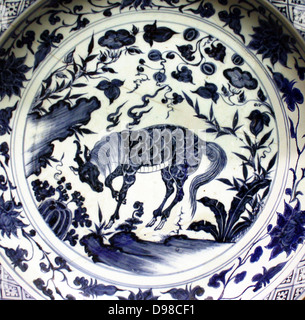 Piatto con smalto sotto la decorazione blu di kylin cornuto creatura, Jingdezhen forni, Jangxi Provincia, 1350-1400. Foto Stock