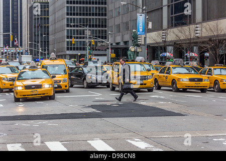 Giallo New York Taxi in attesa ad un semaforo Foto Stock