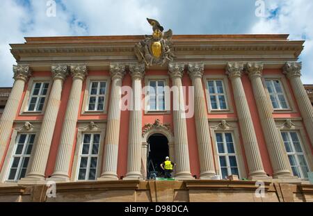 Potsdam, Germania. 14 Giugno, 2013. L'ingresso principale per il nuovo edificio del parlamento dello stato di Brandeburgo è raffigurato a Potsdam, in Germania, il 14 giugno 2013. Il design dell'edificio, situato nel centro storico di Potsdam, è stato creato per far corrispondere la Potsdam City Palace. Foto: Patrick Pleul/dpa/Alamy Live News Foto Stock