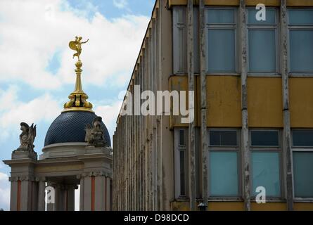 Potsdam, Germania. 14 Giugno, 2013. La gate di Fortuna si trova nel nuovo edificio del parlamento dello stato di Brandeburgo è raffigurato accanto al moderno facase dell'Università di Scienze Applicate di Potsdam, Germania, 14 giugno 2013. Il design dell'edificio, situato nel centro storico di Potsdam, è stato creato per far corrispondere la Potsdam City Palace. Foto: Patrick Pleul/dpa/Alamy Live News Foto Stock