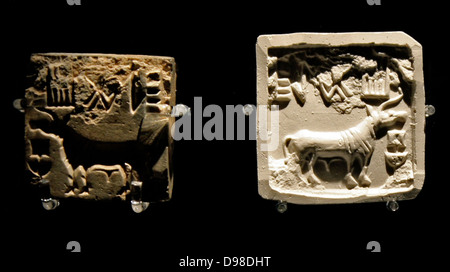 La guarnizione quadrata, Harappa, Sind, circa 2000 BC. Steatite vetrato. Le guarnizioni di tenuta di Indus erano comunemente utilizzato per contrassegnare i pacchi di beni commerciali. Questo ben noto tipo mostra un unicorno animale della specie bovina prima di un rituale che offre supporto, con i caratteri dell'Indus undeciphered script. Foto Stock