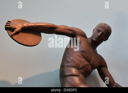 Diskobolos (discus thrower) di Myron. Un atleta è avvolto a spirale in una distesa, memontary pongono, in procinto di lanciare il discus - uno dei pentathlete cinque eventi. Il cast combina una testa di statua da Villa Adriana a Tivoli e la testa di una statua trovata in Roma. Copiate strettamente da un bronzo perso victor statua dalla scultore ateniese, Myron, active c 460-440 A.C. Foto Stock