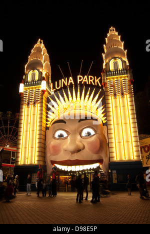 Il Luna Park ingresso illuminata di notte Foto Stock