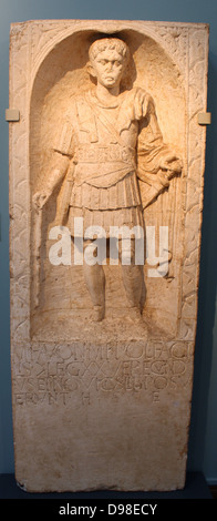 Lapide del centurione M Favonius Facilis da Colchester, annuncio 43-50. Indossa l'armatura completa di un ufficiale romano e porta un centurione vine- asta (vitis). Egli ha servito a Camulodunum (moderno Colchester), e l'iscrizione record che il monumento è stato istituito da due dei suoi ex-schiavi, chiamato Verecundus Novicius e. Uno dei primi datata sculture di epoca romana la Gran Bretagna. Foto Stock