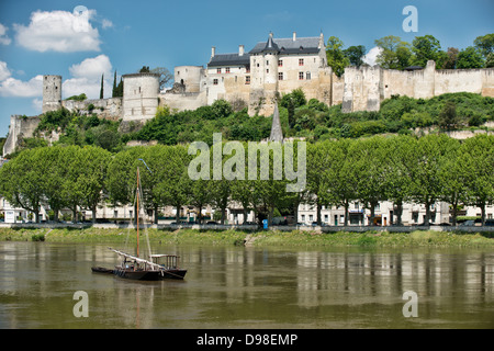 Château Chinon & una barca tradizionale riflessa nella Loira Foto Stock