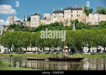 Château Chinon & una barca tradizionale riflessa nella Loira Foto Stock