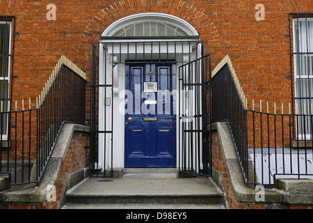 Dublino, Irlanda. 14 giugno 2013. L'ufficio dell'Irish Organizzazione nazionale dei disoccupati (INOU), che il ministro Joan Burton è in visita, è raffigurato. Anti-tassa di uso domestico e anti-JobBridge manifestanti picketed il Ministro per la protezione sociale Joan Burton (Manodopera) durante la sua visita in un ufficio della nazionale irlandese di organizzazione dei disoccupati (INOU), chiamandola ad abolire la tassa per uso domestico e il tirocinante regime. Credito: Michael Debets/Alamy Live News Foto Stock