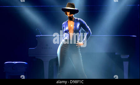 Cantante statunitense Alicia Keys suona alla Lanxess Arena di Colonia, Germania, 05 giugno 2013. Foto: Jan Knoff Foto Stock