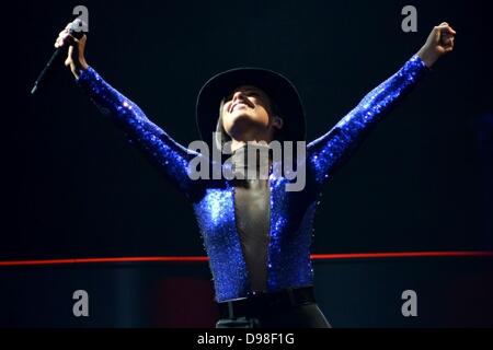 Cantante statunitense Alicia Keys suona alla Lanxess Arena di Colonia, Germania, 05 giugno 2013. Foto: Jan Knoff Foto Stock