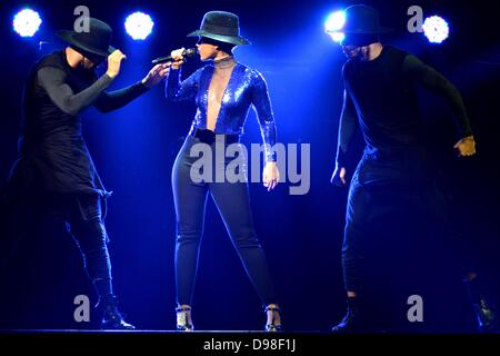 Cantante statunitense Alicia Keys suona alla Lanxess Arena di Colonia, Germania, 05 giugno 2013. Foto: Jan Knoff Foto Stock