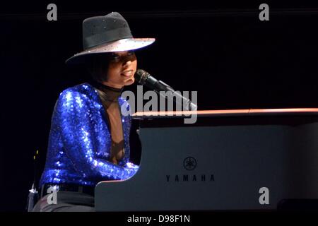 Cantante statunitense Alicia Keys suona alla Lanxess Arena di Colonia, Germania, 05 giugno 2013. Foto: Jan Knoff Foto Stock