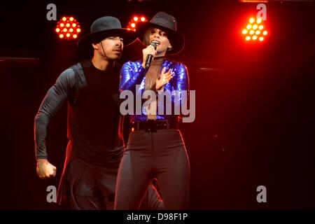 Cantante statunitense Alicia Keys suona alla Lanxess Arena di Colonia, Germania, 05 giugno 2013. Foto: Jan Knoff Foto Stock