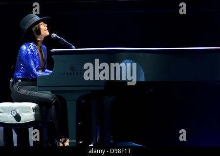 Cantante statunitense Alicia Keys suona alla Lanxess Arena di Colonia, Germania, 05 giugno 2013. Foto: Jan Knoff Foto Stock