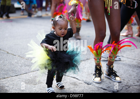 Giovane madre con bambino durante il carnaval parade nel distretto di missione di San Francisco, California, Stati Uniti d'America Foto Stock