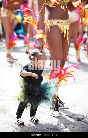 Giovane madre con bambino durante il carnaval parade nel distretto di missione di San Francisco, California, Stati Uniti d'America Foto Stock