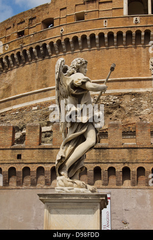 Statua in marmo di angelo con lancia dal Bernini su San Angelo ponte contro lo sfondo di Castel Sant'Angelo a Roma, Italia Foto Stock