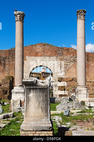 Colonne e rovine della Basilica Aemilia (Basilica Emilia) nel foro romano, Roma, Italia, costruito nel 179 A.C. Foto Stock