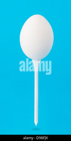 Bianco bilanciamento delle uova sul golf peg Foto Stock