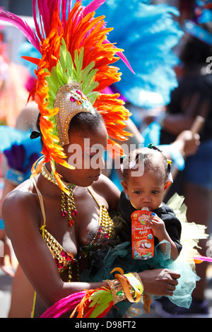 Giovane madre con bambino durante il carnaval parade nel distretto di missione di San Francisco, California, Stati Uniti d'America Foto Stock