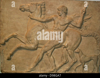 Una gioventù con il suo cavallo e cane. Roman, circa AD125. Trovato a Villa Adriana di Tivoli. Questa gioventù una volta controllato il suo brioso cavallo con una briglia di metallo fissata al foro nel marmo a sua volata. Il rilievo è una creazione romana, progettato per decorare un muro di Villa Adriana. Essa è stata influenzata dai classici modelli greci, come il fregio del Partenone. Foto Stock