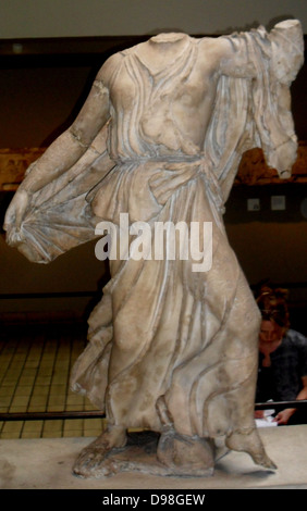 Statua da la nereide monumento, che prende il suo nome dalla nereidi, mare-ninfe le cui statue sono state poste tra le colonne di questa tomba monumentale. È stato costruito per Erbinna, righello di Lycian Xanthos, a sud-ovest della Turchia. 390-380 A.C. Foto Stock