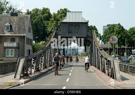 Swing storico ponte stradale Colonia Germania Foto Stock