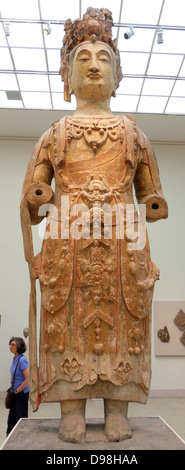 Bodhisattva, probabilmente Avalokiteshvara (Guanyin) dalla Cina settentrionale della dinastia Qi. ca. 550-560 arenaria con un pigmento Foto Stock