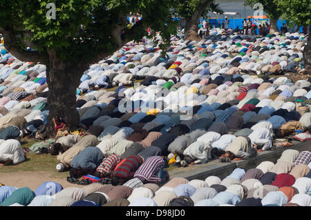 Srinagar, Indiano Kashmir amministrato del 14 giugno 2013. I devoti a pregare nel santuario Hazratbal a Srinagar, la capitale estiva di Indiano Kashmir amministrato. Migliaia di devoti hanno affollato il santuario Hazratbal a offrire preghiere e avere uno scorcio della sacra reliquia come venerdì successivo FUSC-e-Meraj( Profeta Mohammad's ascencion al cielo) è stata osservata con fervore in Kashmir (Sofi Suhail/ Alamy Live News) Foto Stock