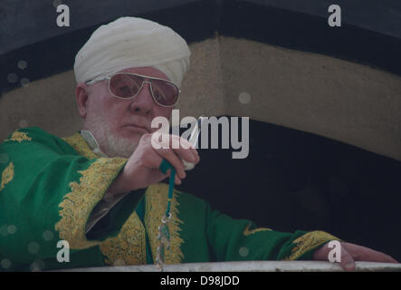 Srinagar, Indiano Kashmir amministrato del XIV giugno 2013.Un sacerdote visualizza una sacra reliquia(invisibile) del Profeta Mohammad a Hazratbal santuario a Srinagar, la capitale estiva di Indiano Kashmir amministrato. Migliaia di devoti hanno affollato il santuario Hazratbal a offrire preghiere e avere uno scorcio della sacra reliquia come venerdì successivo FUSC-e-Meraj( Profeta Mohammad's ascencion al cielo) è stata osservata con fervore in Kashmir (Sofi Suhail/ Alamy Live News) Foto Stock