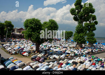 Srinagar, Indiano Kashmir amministrato del 14 giugno 2013. I devoti a pregare nel santuario Hazratbal a Srinagar, la capitale estiva di Indiano Kashmir amministrato. Migliaia di devoti hanno affollato il santuario Hazratbal a offrire preghiere e avere uno scorcio della sacra reliquia come venerdì successivo FUSC-e-Meraj( Profeta Mohammad's ascencion al cielo) è stata osservata con fervore in Kashmir (Sofi Suhail/ Alamy Live News) Foto Stock