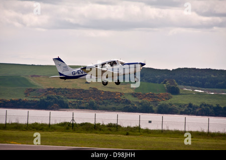 Il Tayside Aviation Piper PA-28 Warrior G-EVIE luce monoplan di decollare da Dundee aeroporto, REGNO UNITO Foto Stock