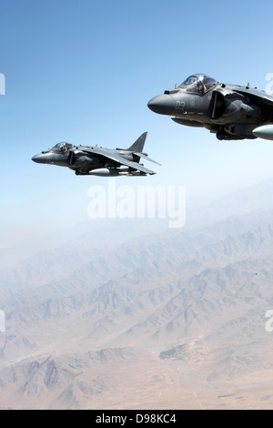 AV-8B Harrier getti con attacco Marino Squadron 311 ricevere supporto da un KC-130J Hercules aeromobili con antenna Marine Refueler Foto Stock