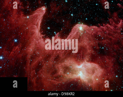 Falsa immagine di colore dalla NASA il telescopio spaziale Spitzer mostra la formazione di stelle. Torreggianti pilastri di raffreddare il gas e polvere sono illuminati in corrispondenza delle loro estremità con la luce dal caldo stelle embrionale. Questo inra-rosso immagine mostra pilastri nella regione denominata W5, nella costellazione di Cassiopea 7.000 anni-luce di distanza e a 50 anni-luce attraverso. Il colore rosso nella Spitzer immagine rappresenta le molecole organiche noto come idrocarburi policiclici aromatici. Questi blocchi di costruzione della vita si trovano spesso in star-la formazione di nubi di gas e polvere. Foto Stock