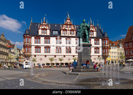 La piazza del mercato con il town house, ex cancelleria ducale e il Principe Albert monumento in Coburg, Alta Franconia, Baviera, Germania Foto Stock