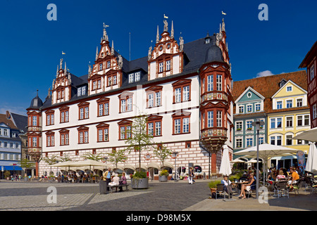 Townhouse, ex cancelleria ducale a piazza del mercato e street cafe in Coburg, Alta Franconia, Baviera, Germania Foto Stock