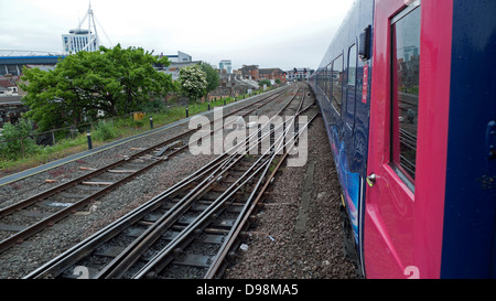 Vista della pista e di lato di una grande Western Treno in avvicinamento a Stazione di Cardiff Wales UK Foto Stock