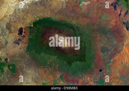 Il Monte Kilimanjaro sorge nella parte nord-est della Tanzania a 5 891.8 metri secondo le misurazioni effettuate nel 2008 da GPS e di gravità, in sostituzione del precedente valore di 5895 metri ottenuti nel 1952 da un team britannico. Altitudine, che è stato oggetto di misure dal 1889, con risultati diversi da più di un centinaio di metri, rendendo il punto più alto dell'Africa ed è quindi uno dei sette Vertici. Foto Stock