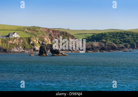 Thurlestone, Devon, Inghilterra. 3 giugno 2013. Viste della Thurlestone Rock, spiagge e Sud Milton Sands. Foto Stock