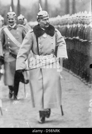 Wilhelm II (1859-1941) l'imperatore di Germania 1888-1918, in uniforme e indossando un pickelhelm, rivedendo le truppe. Militari esercito uniforme Foto Stock