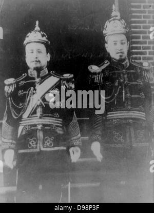 Kojong, Imperatore di Corea (1852-1919) e il Principe ereditario Yi Wang. L'imperatore e il principe in uniforme, in piedi e rivolto in avanti. Foto Stock