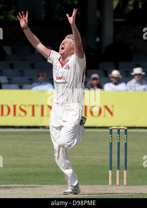 14.06.2013 Chelmsford Essex. LV County Championship - Glen Chapple celebra il paletto finale di Reece Topley - Essex CCC vs Lancashire CCC. Essex sono stati colpiti per un basso punteggio di 20 corse. Foto Stock