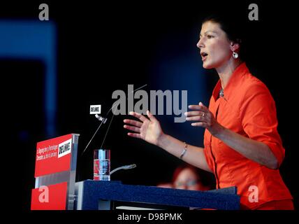 La parte sinistra vice presidentessa Sahra Wagenknecht dà un discorso alla festa federale Convenzione di Dresda, in Germania, il 14 giugno 2013. La parte sinistra si sta preparando per la sua campagna elettorale per le prossime elezioni in Germania. Foto: JAN WOITAS Foto Stock