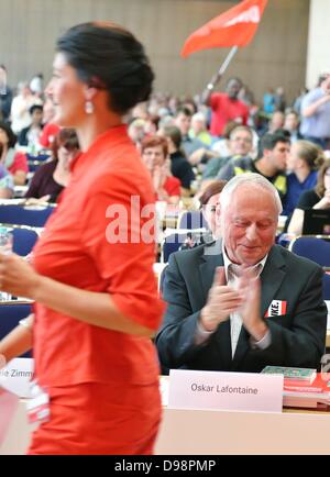 La parte sinistra vice presidentessa Sahra Wagenknecht passeggiate passato il suo partner Oskar Lafontaine al partito federale Convenzione di Dresda, in Germania, il 14 giugno 2013. La parte sinistra si sta preparando per la sua campagna elettorale per le prossime elezioni in Germania. Foto: JAN WOITAS Foto Stock